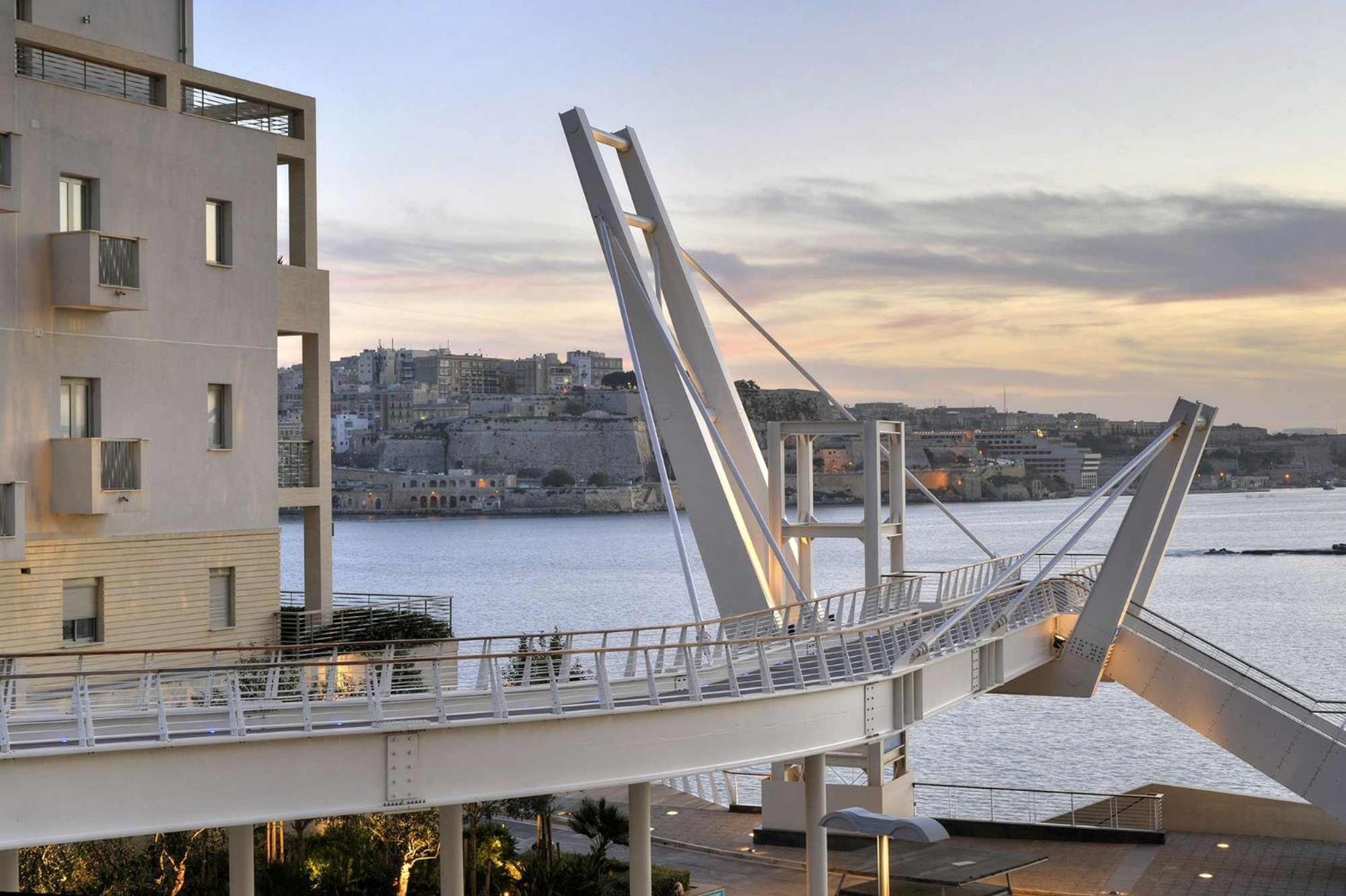 Deluxe Apartment Steps To St George'S Bay San Ġiljan Exterior foto