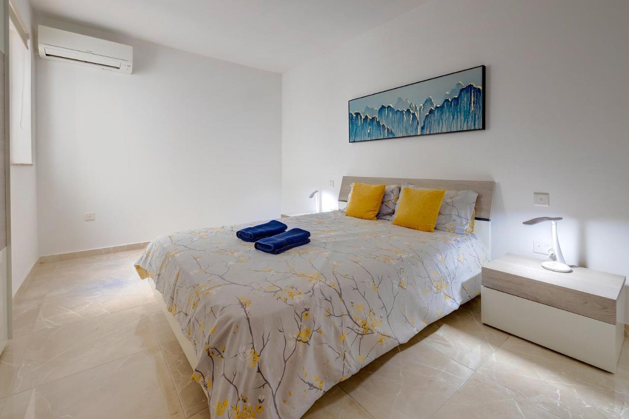 Deluxe Apartment Steps To St George'S Bay San Ġiljan Exterior foto