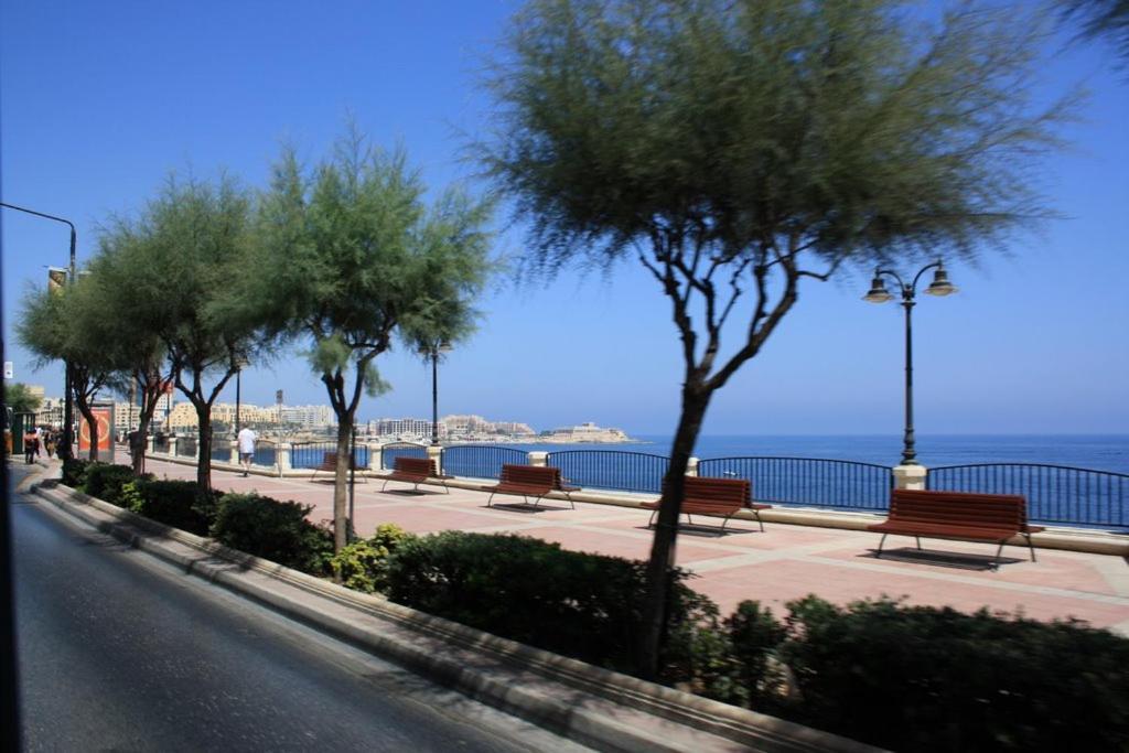 Deluxe Apartment Steps To St George'S Bay San Ġiljan Exterior foto