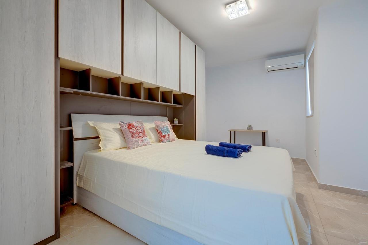 Deluxe Apartment Steps To St George'S Bay San Ġiljan Exterior foto
