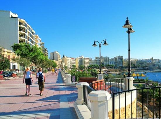 Deluxe Apartment Steps To St George'S Bay San Ġiljan Exterior foto