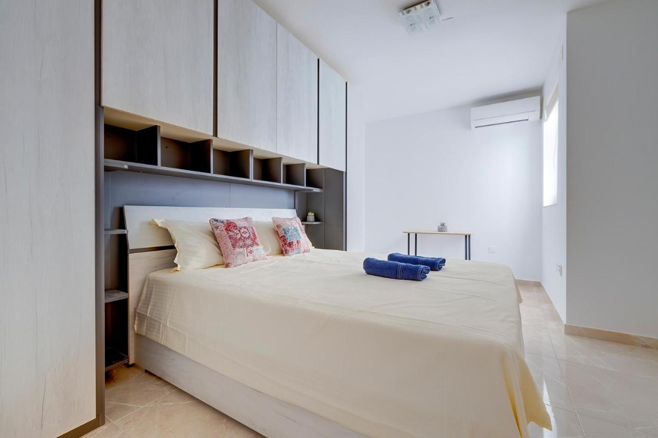 Deluxe Apartment Steps To St George'S Bay San Ġiljan Exterior foto